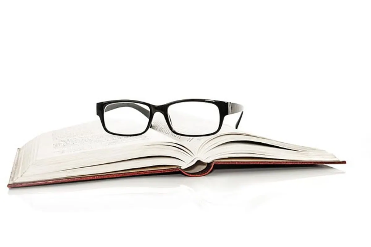 Lunettes de vue posées sur une ordonnance et un devis d’opticien détaillant les remboursements.