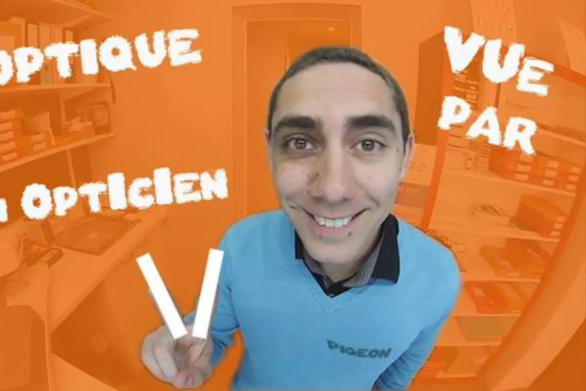 Opticien présentant une monture de lunettes face à une caméra dans un espace de travail