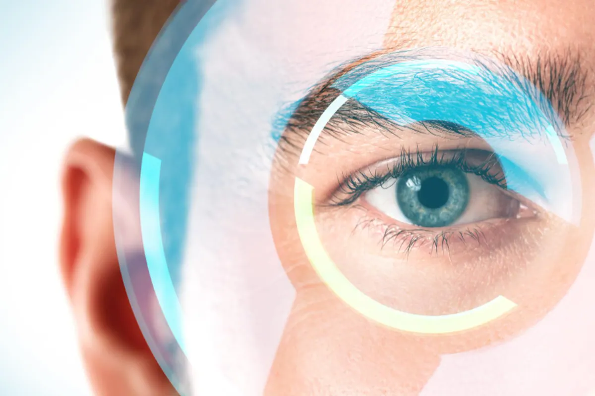 Professionnel de santé réalisant une mesure oculaire sans contact avec un biomètre optique.