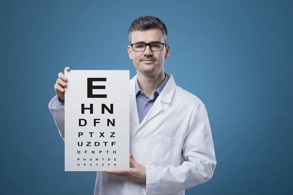 Une paire de lunettes de vue posée près d’une ordonnance et d’un étui à lentilles de contact.