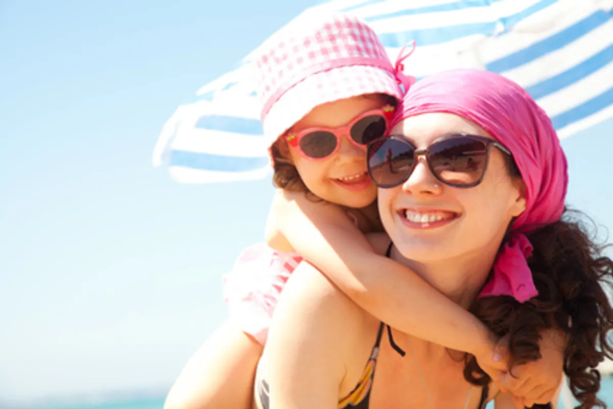 Personne portant des lunettes de soleil à monture enveloppante face à une lumière vive