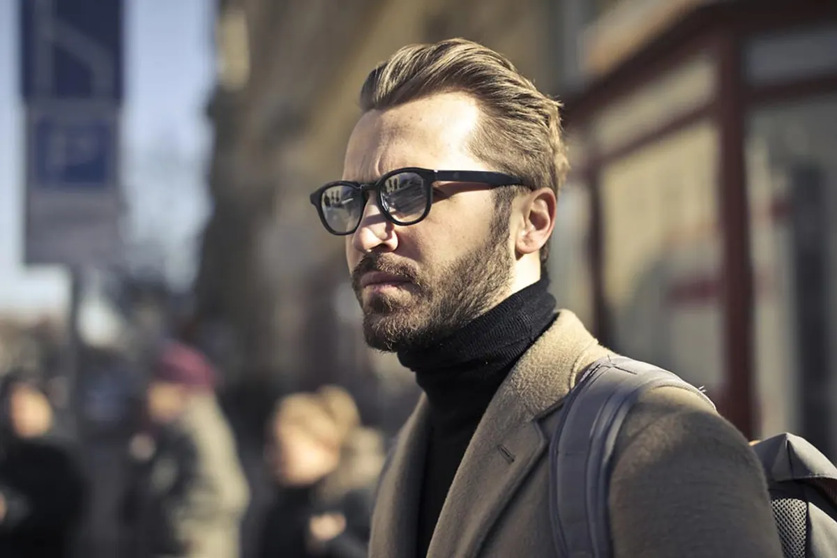 Lunettes de vue nettoyées avec une microfibre propre, posées à côté de leur étui rigide.