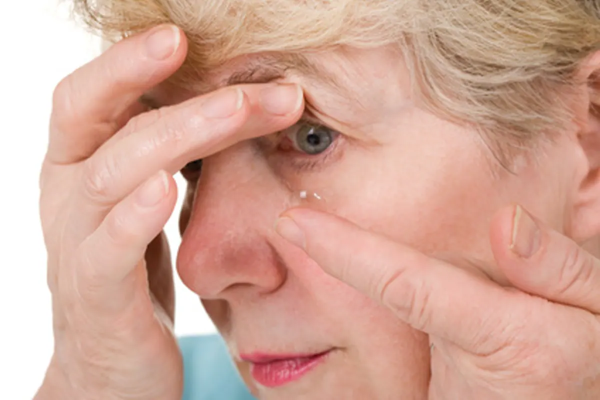 Porteuse de lentilles de contact se lavant et séchant soigneusement les mains avant de les manipuler.