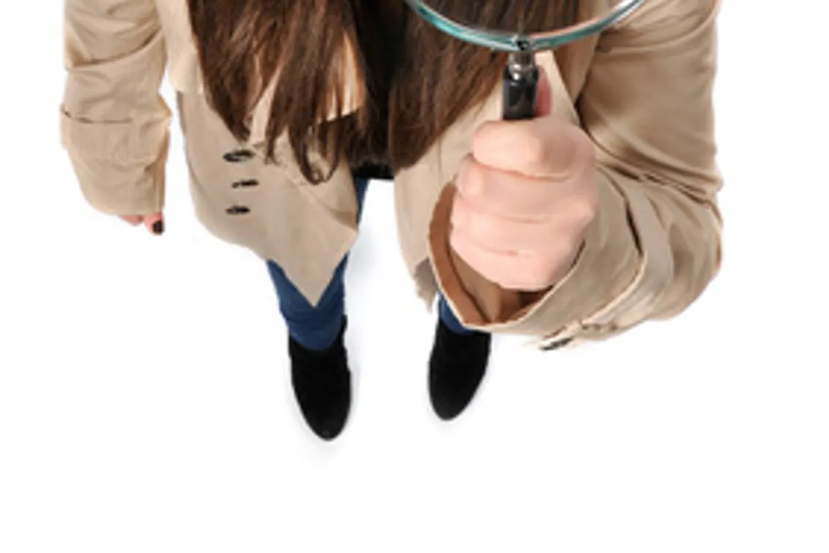 Personne consultant une monture de lunettes et son ordonnance sur le site d’un opticien en ligne.