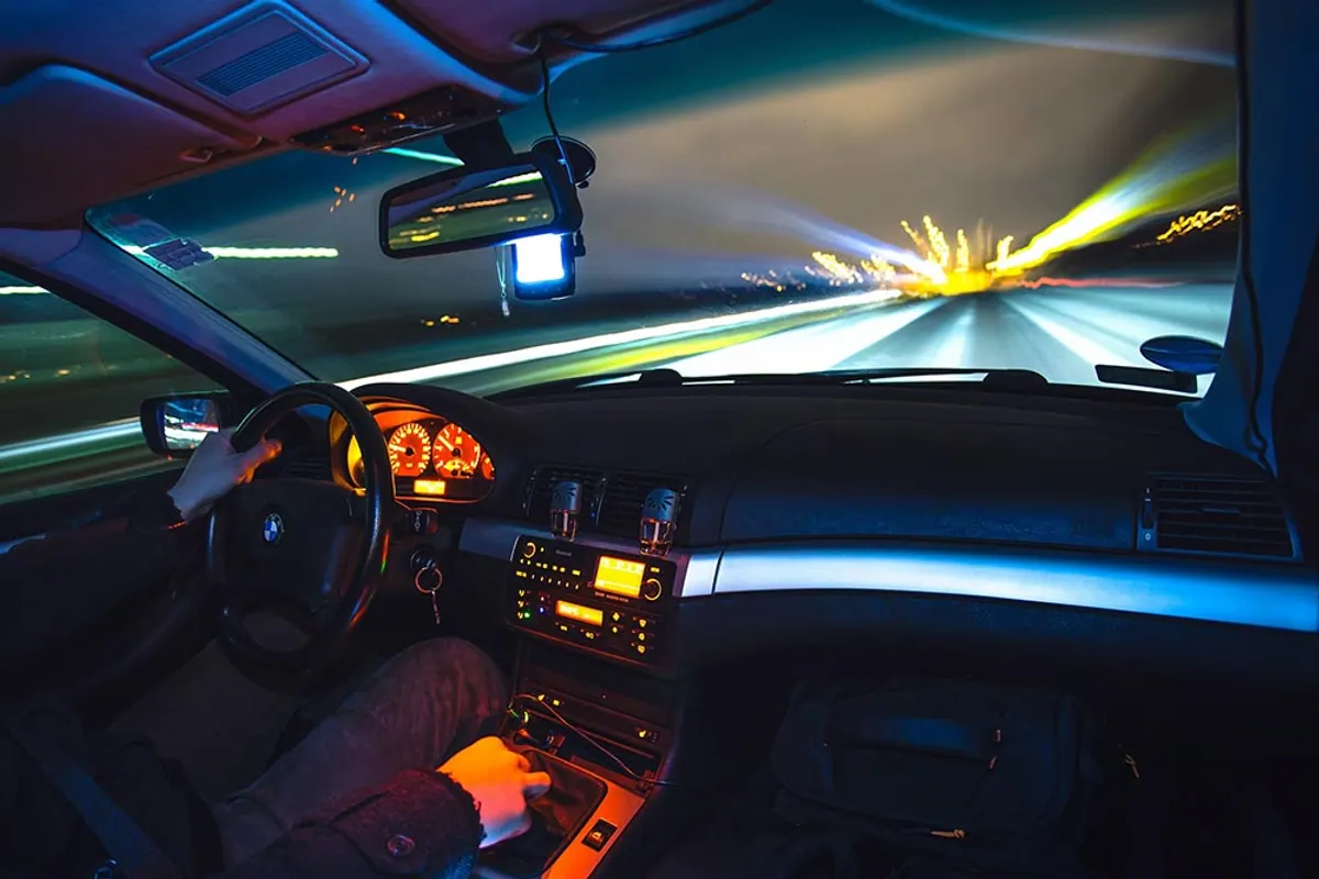Conducteur portant des lunettes de vue avec verres transparents au volant la nuit