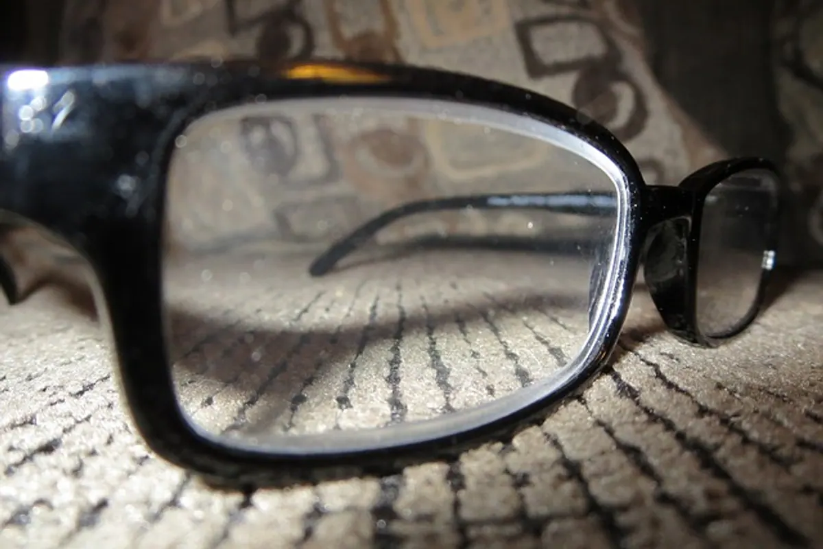 Personne portant des lunettes de soleil certifiées lors d’une activité extérieure