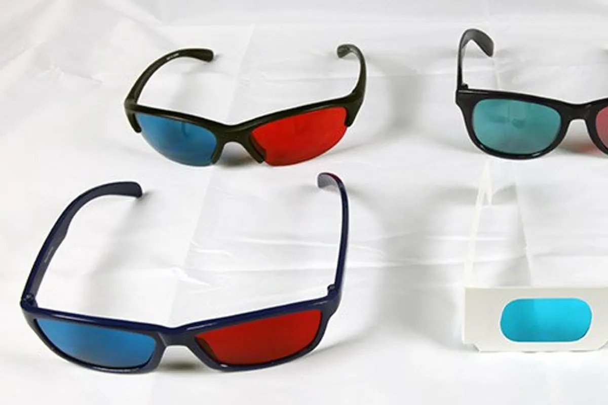 Enfant portant des lunettes de vue adaptées, accompagné par un professionnel de la vision.