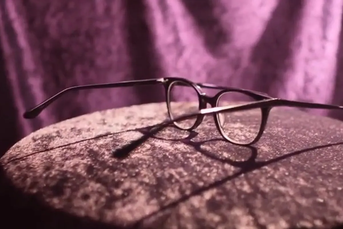 Deux personnes portant des lunettes se rapprochent, illustrant les contraintes de montures lors d’un baiser.