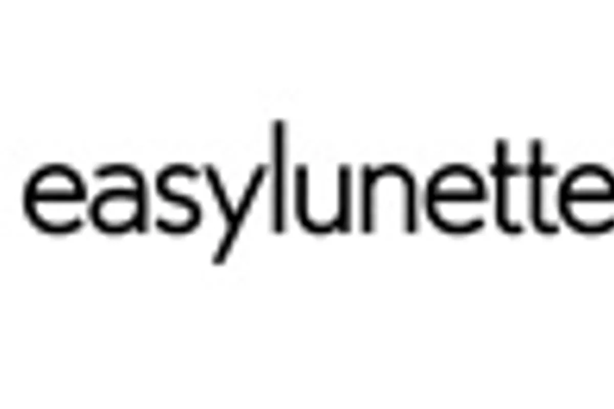 Lunettes de vue posées sur un bureau près d’une ordonnance, illustrant la recherche d’une alternative à Easylunette.