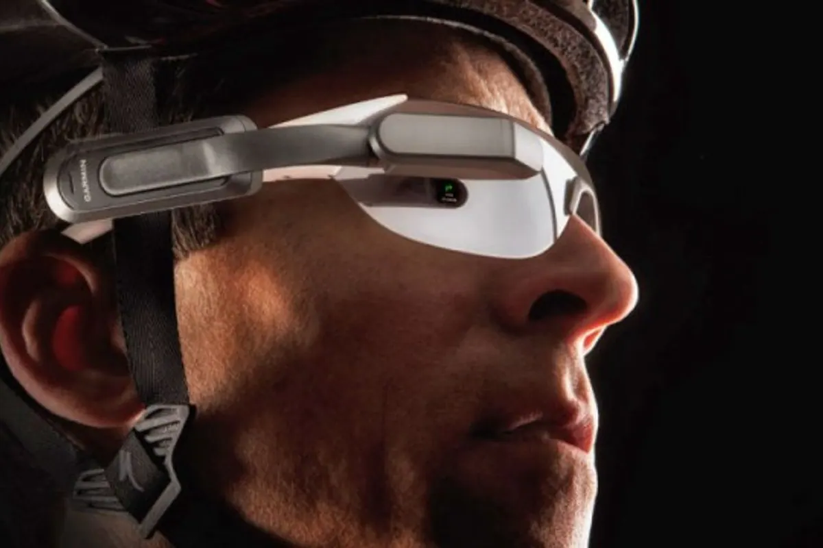 Personne portant des lunettes de vue avec un petit module d’affichage fixé devant un verre.