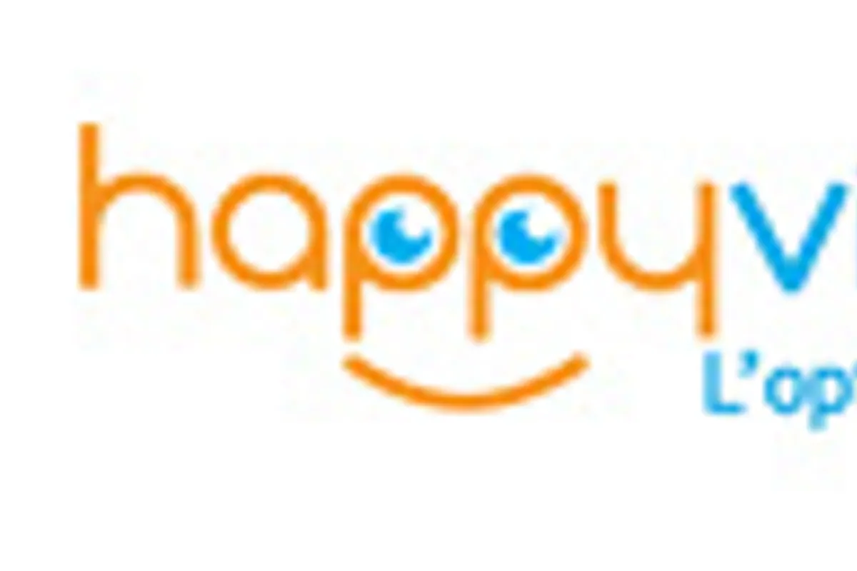 Paire de lunettes de vue posée devant un ordinateur, illustrant la fermeture de Happyview et le choix d’un autre opticien en ligne.