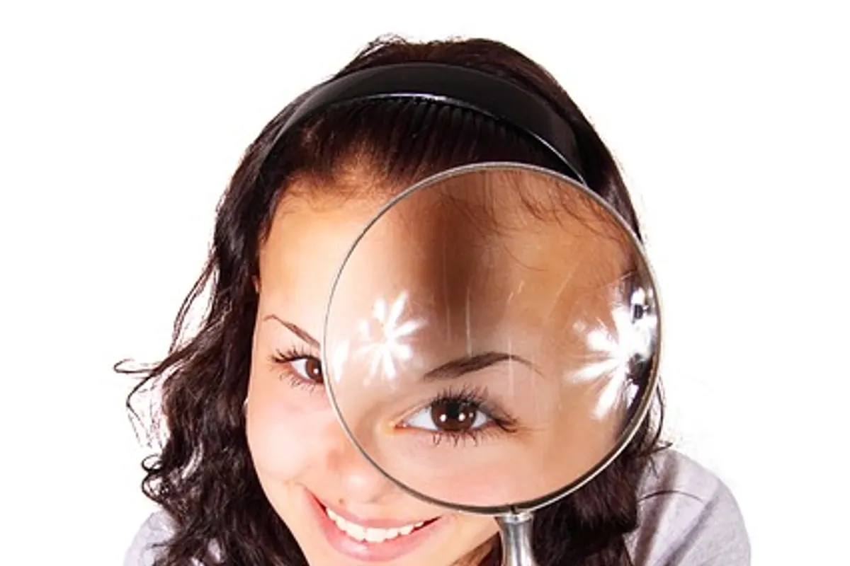 Boîtes de lentilles de contact posées près d’une ordonnance et d’un étui de lentilles.