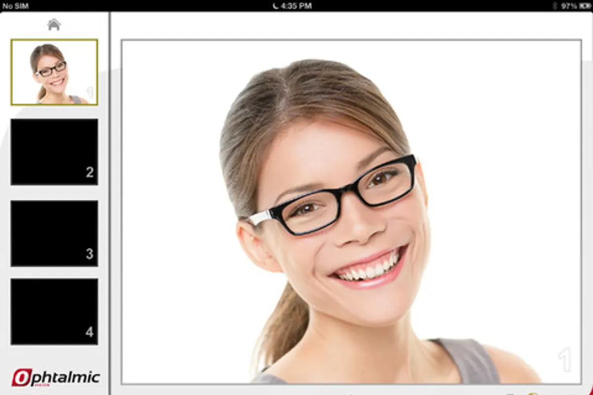 Opticien utilisant une tablette pour accompagner le choix et l’ajustage d’une monture de lunettes