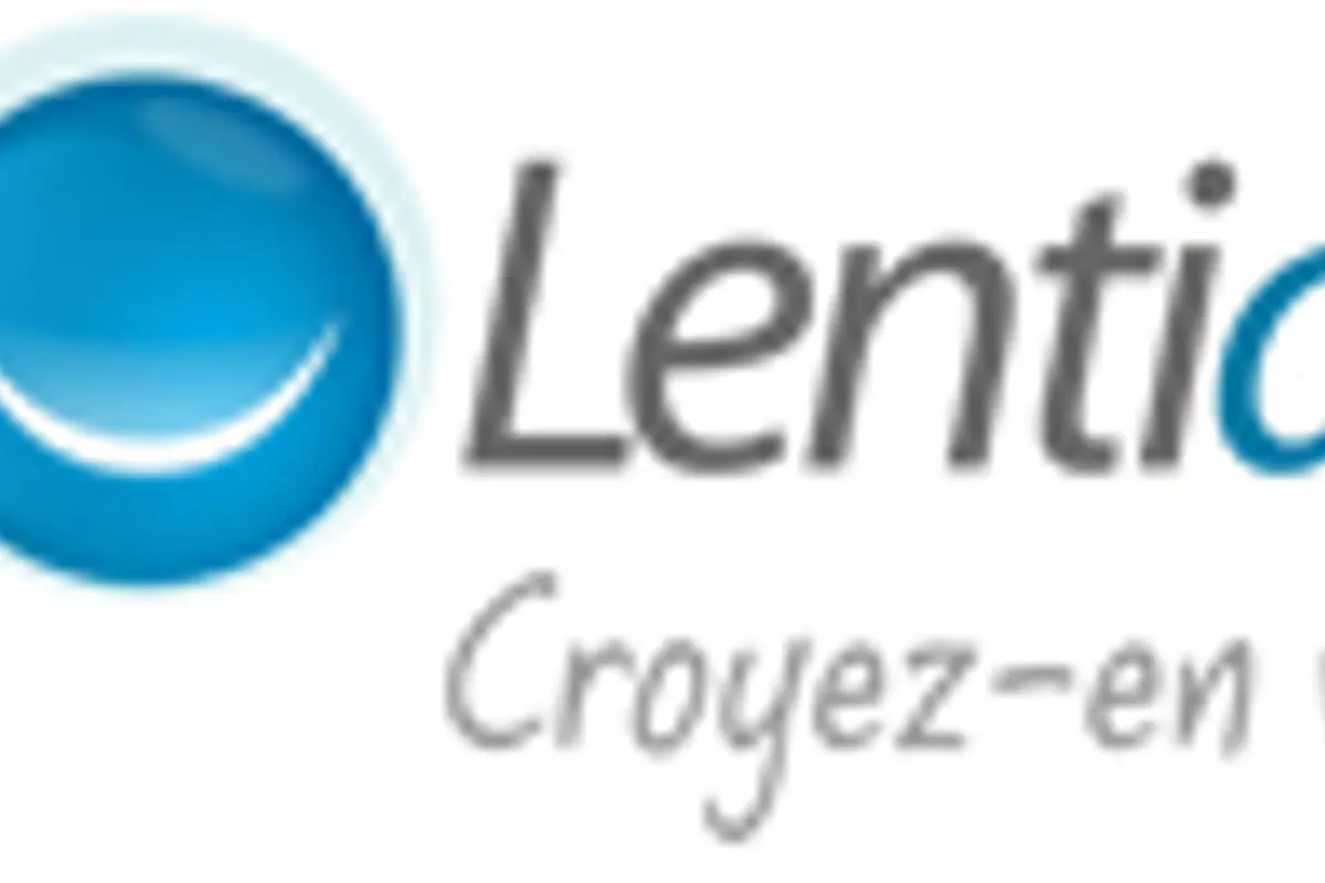 Boîtes de lentilles de contact et lunettes de vue commandées sur un site d’optique en ligne.