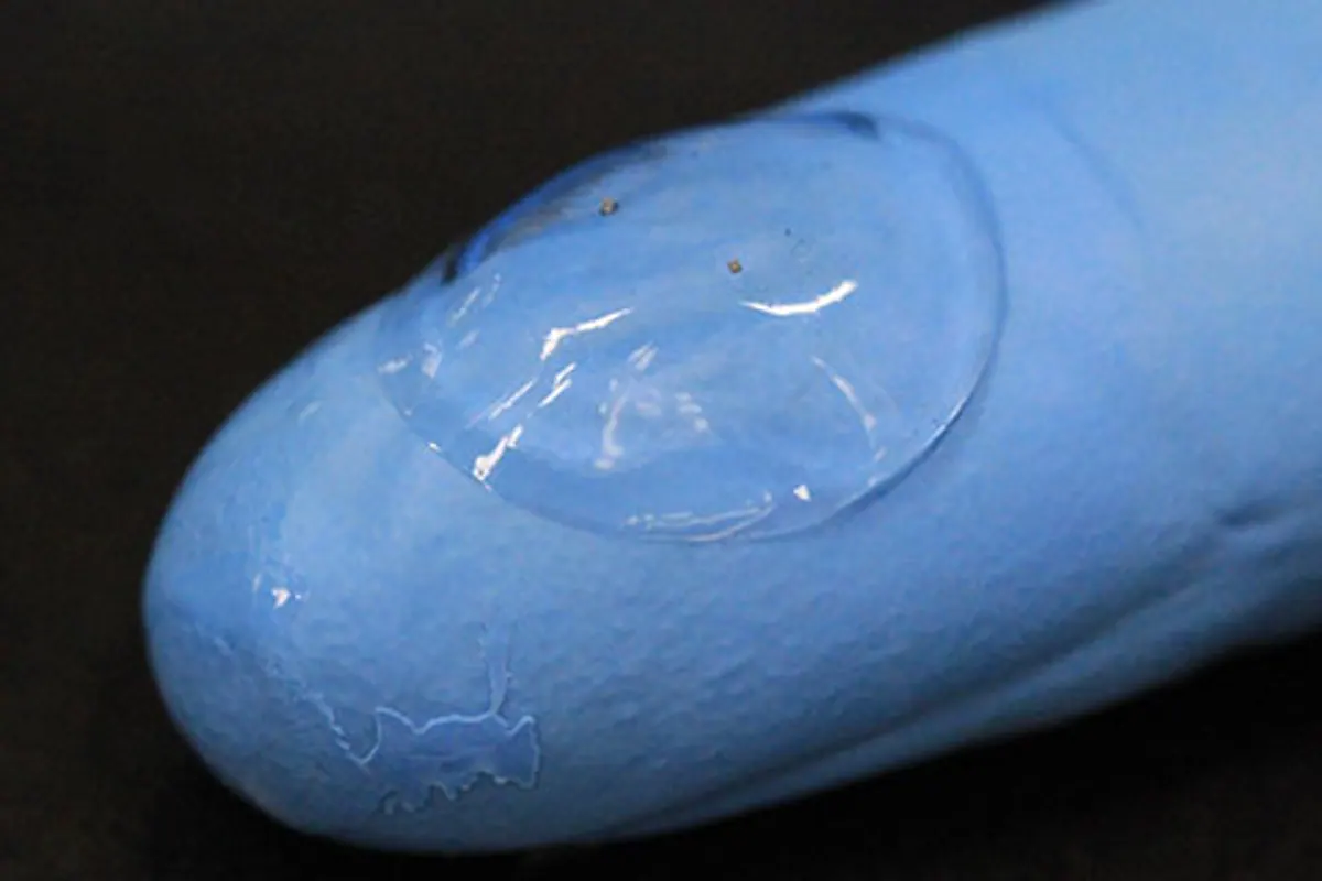 Gros plan d’un œil portant une lentille de contact transparente, illustrant le concept de lentille connectée.