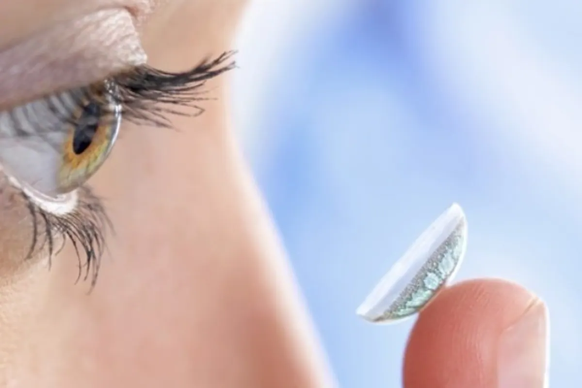 Personne manipulant une lentille de contact propre avec des mains soigneusement lavées.