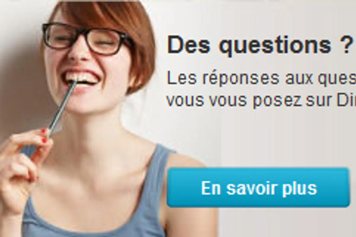 Personne comparant une ordonnance de lunettes, une monture et des mesures avant une commande en ligne.