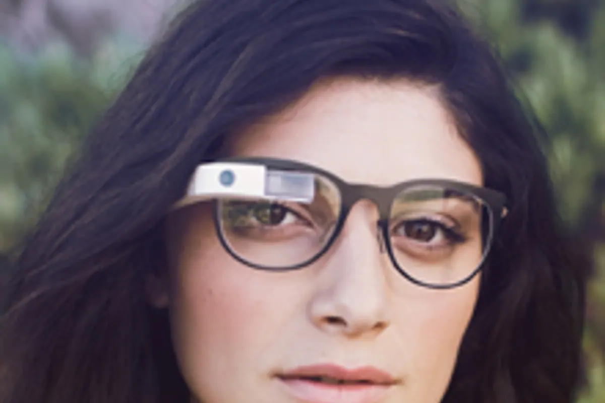 Personne portant une paire de lunettes connectées avec un affichage discret près du regard.
