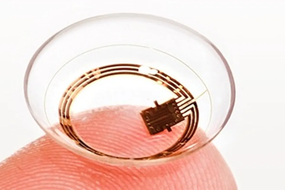 Illustration conceptuelle d’une lentille de contact transparente près de son étui de rangement.