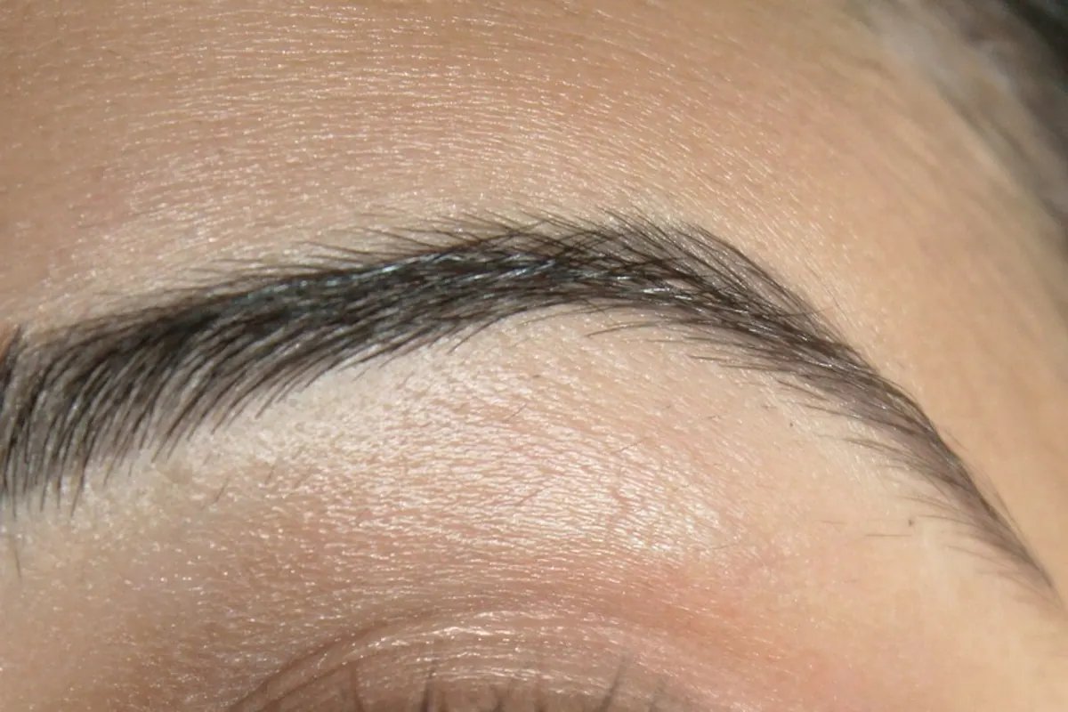 Boîtes de lentilles de contact, ordonnance et étui posés sur une table