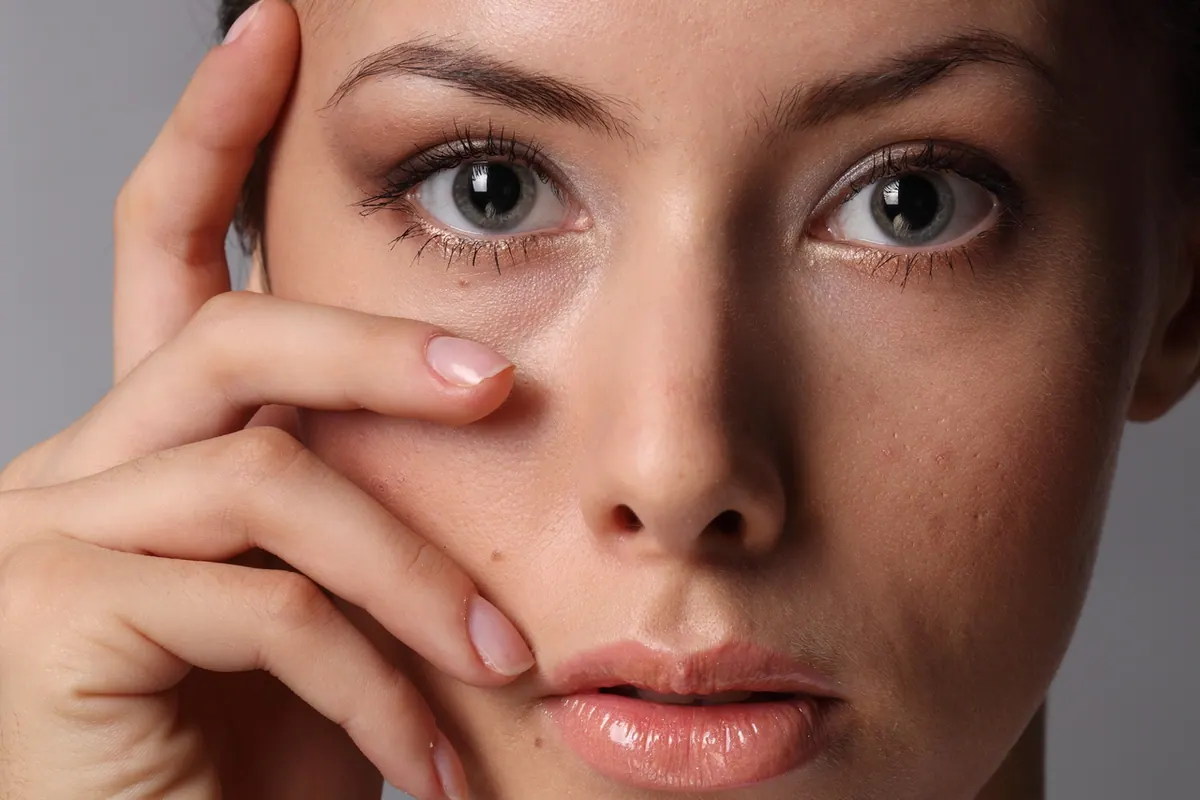 Étui propre, flacon de solution d’entretien et lentilles de contact posés sur une surface sèche.
