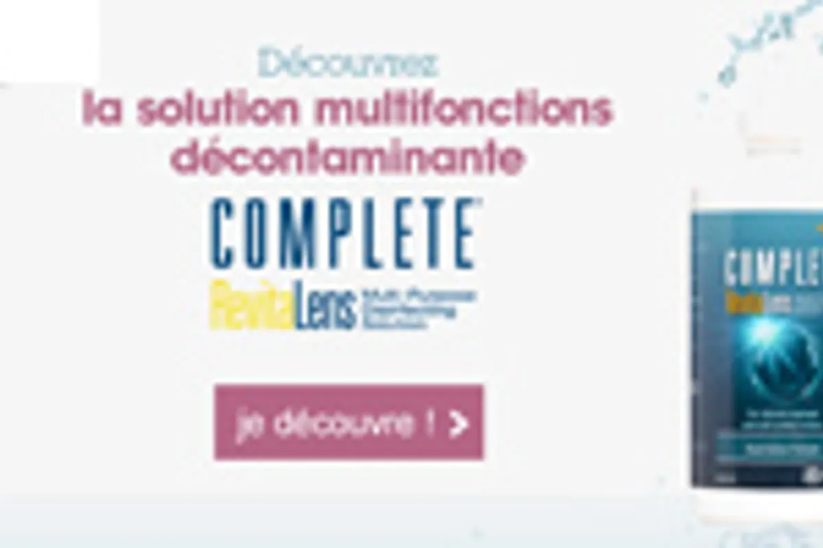 Flacon de solution d’entretien, étui propre et lentilles de contact posés sur une surface blanche