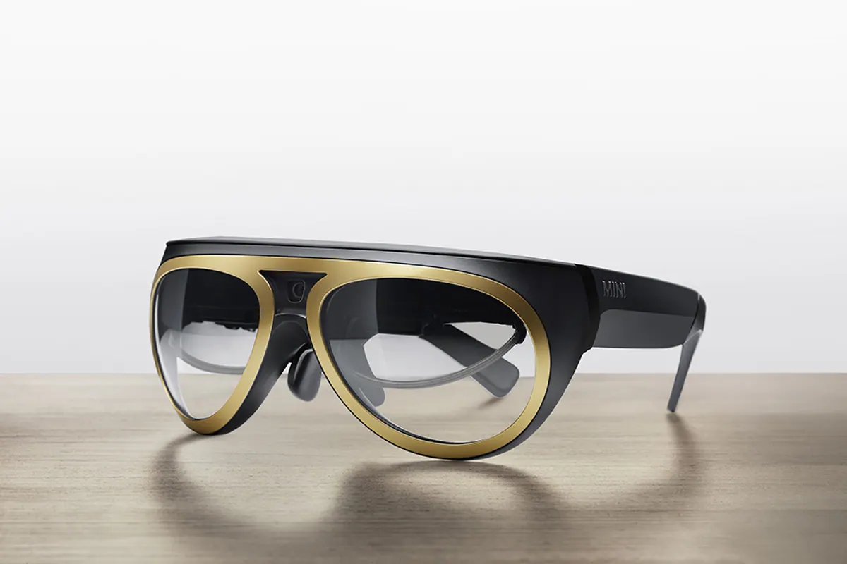 Personne portant des lunettes de vue affichant des informations en réalité augmentée devant son champ de vision.