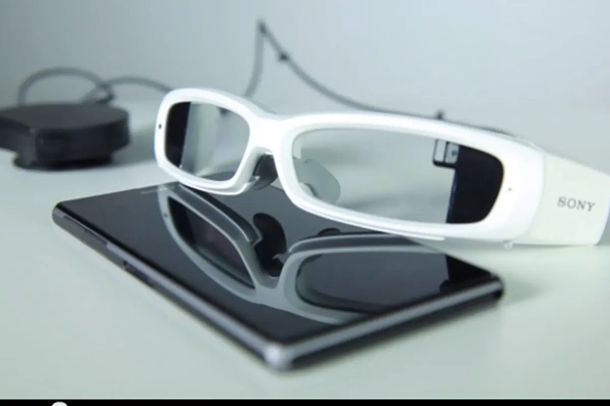 Personne portant des lunettes de vue avec un petit module connecté fixé à la monture