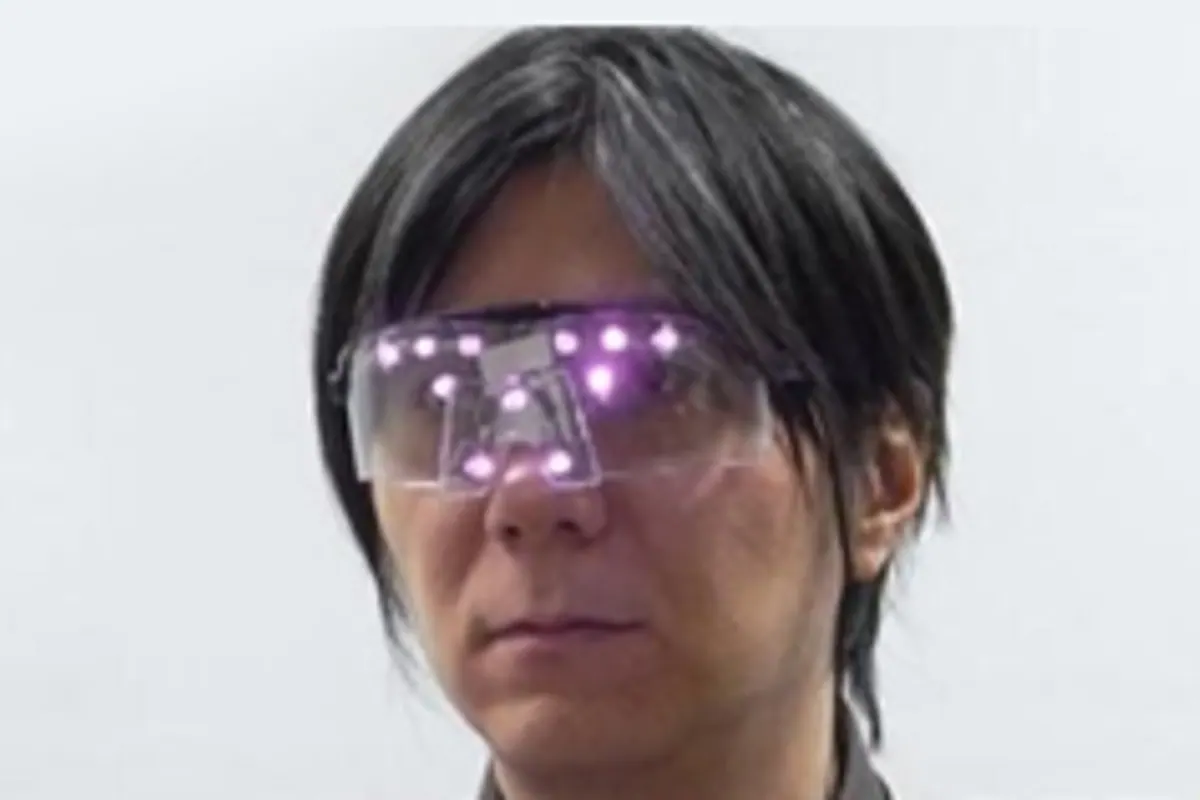 Personne portant des lunettes devant une caméra de surveillance, illustration de la reconnaissance faciale.