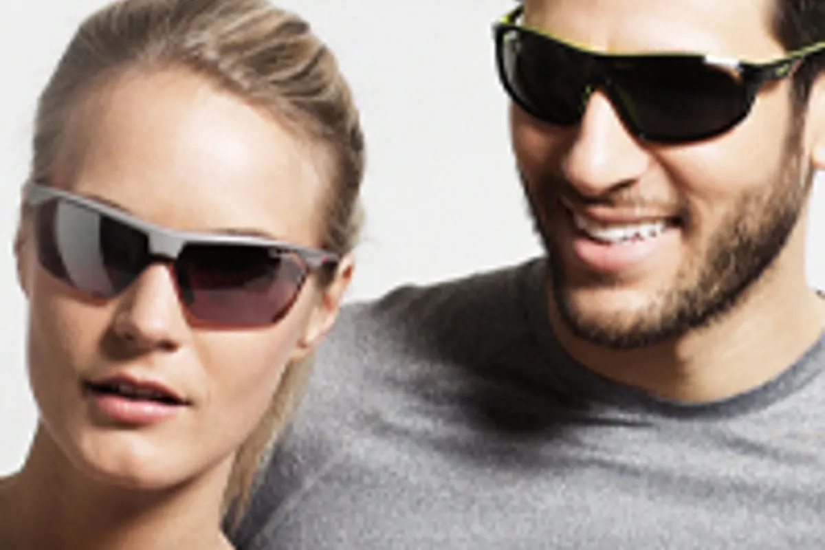 Lunettes de sport enveloppantes avec verres teintés posées sur un casque de vélo
