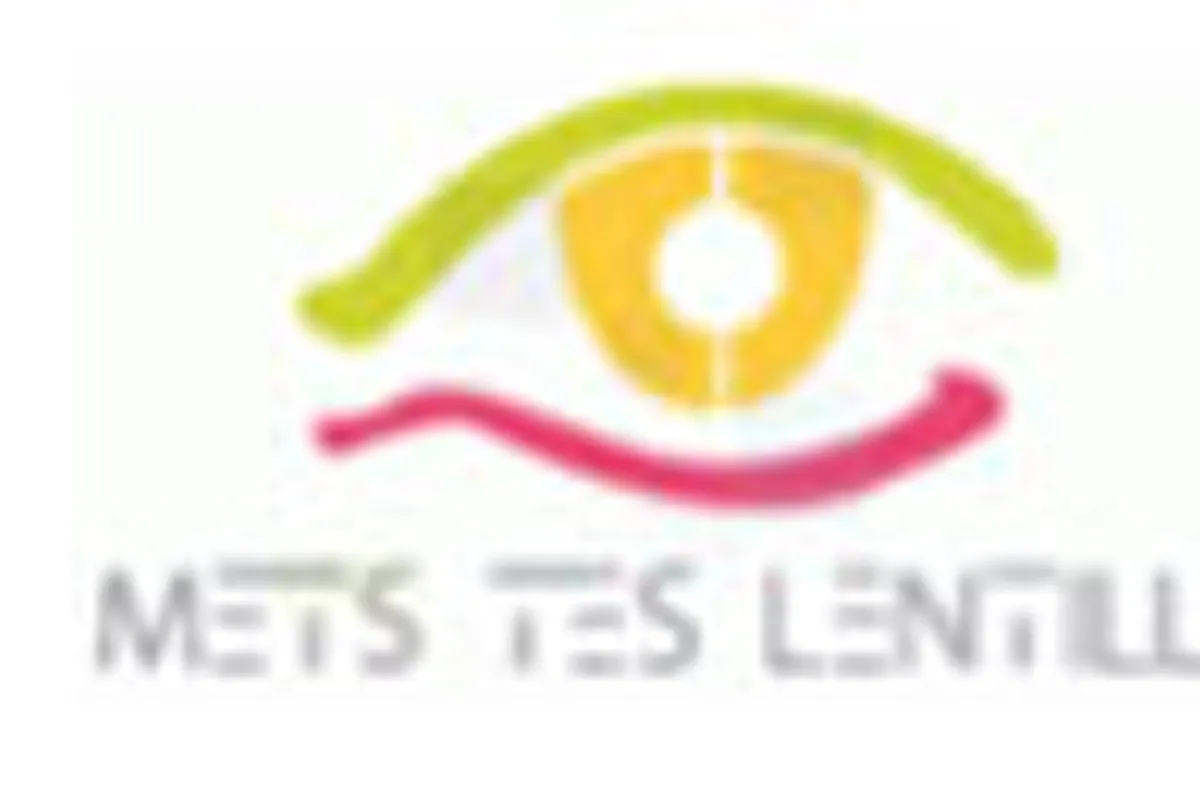 Boîtes de lentilles de contact et étui posés près d’une ordonnance