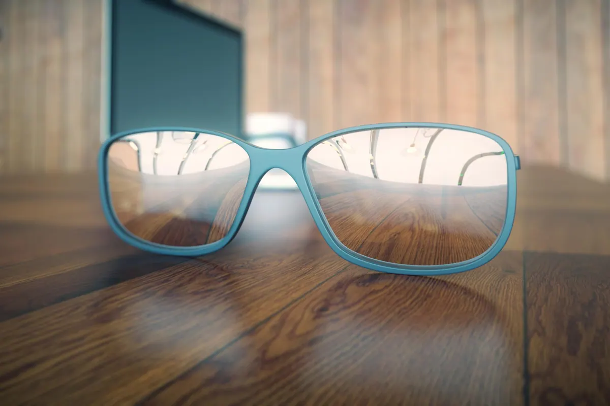 Nettoyage soigneux d'une paire de lunettes avec de l'eau et un chiffon en microfibres propre.