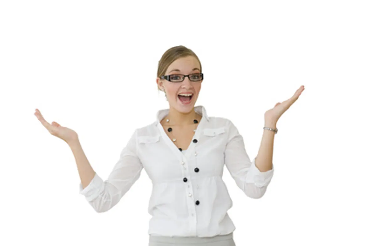 Cliente comparant une monture en magasin et une paire de lunettes sur un ordinateur