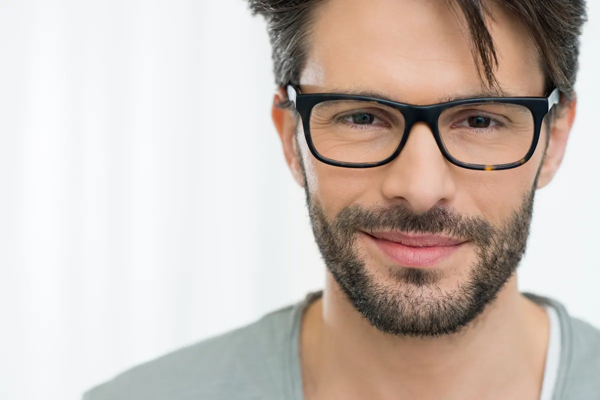 Opticien présentant des montures de lunettes à domicile à une cliente.