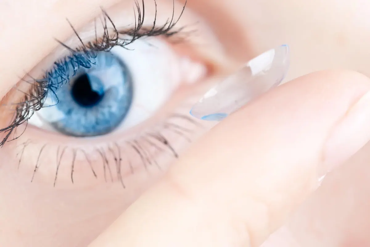 Ordonnance posée à côté d’un étui et de lentilles de contact