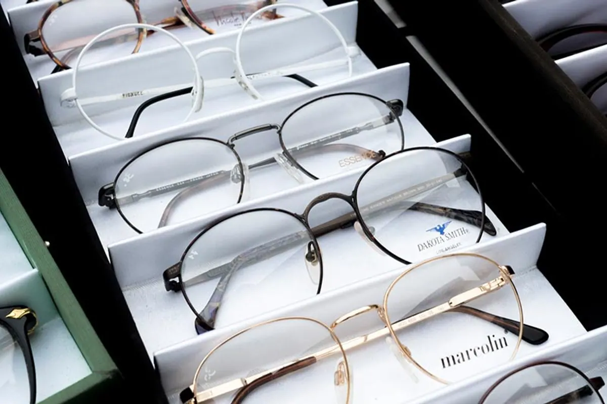 Personne comparant des montures et des devis d’opticiens en ligne sur un ordinateur