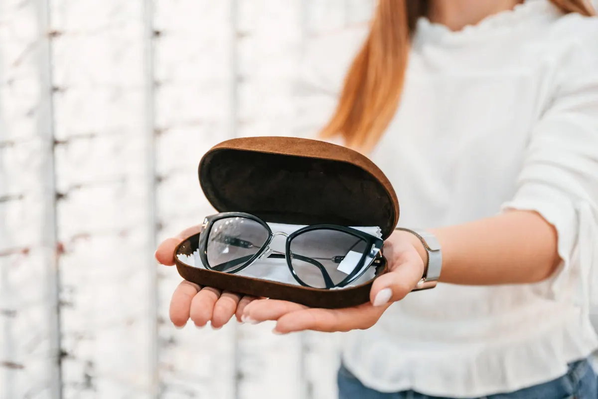 Personne portant des lunettes progressives et lisant un document à proximité