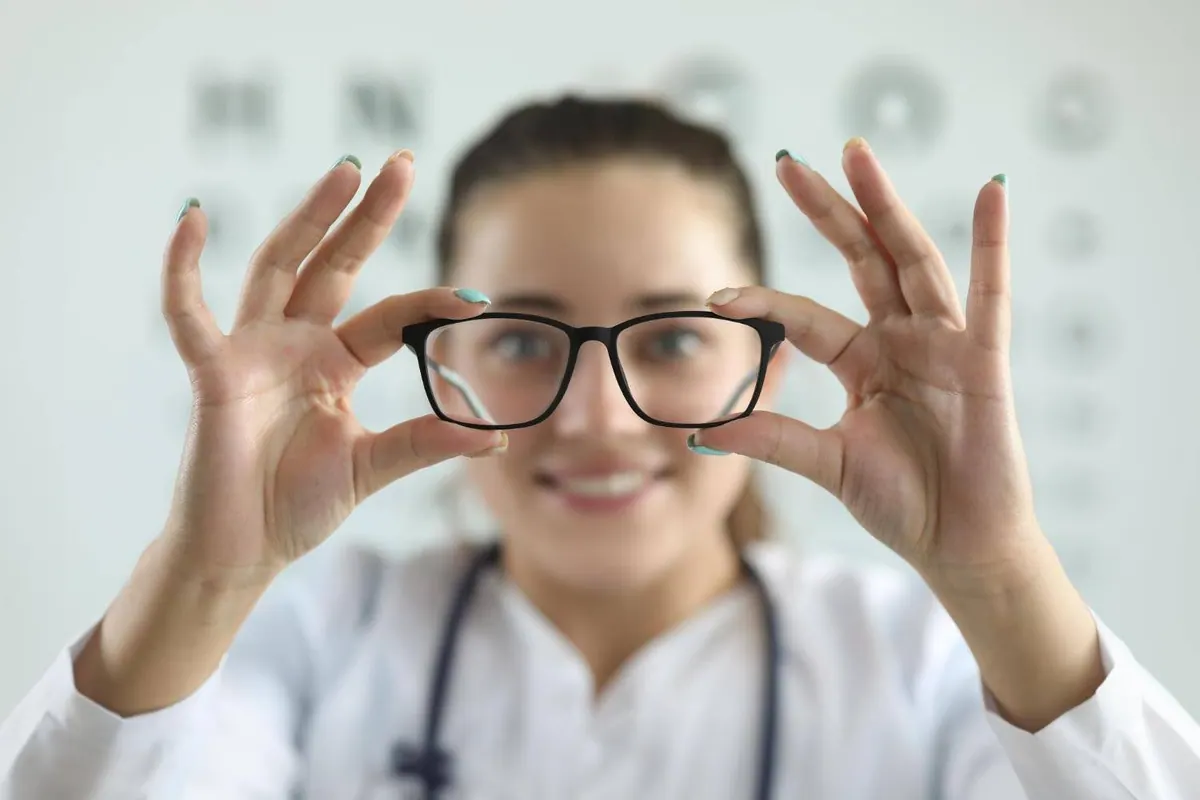 Lunettes de vue, lentille de contact et schéma d’un œil illustrant les solutions de correction de l’hypermétropie.