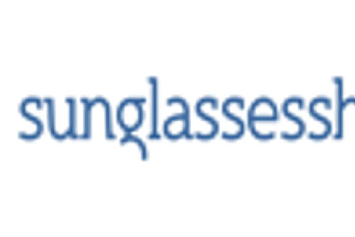 Paire de lunettes de soleil posée devant un écran de site internet inaccessible.