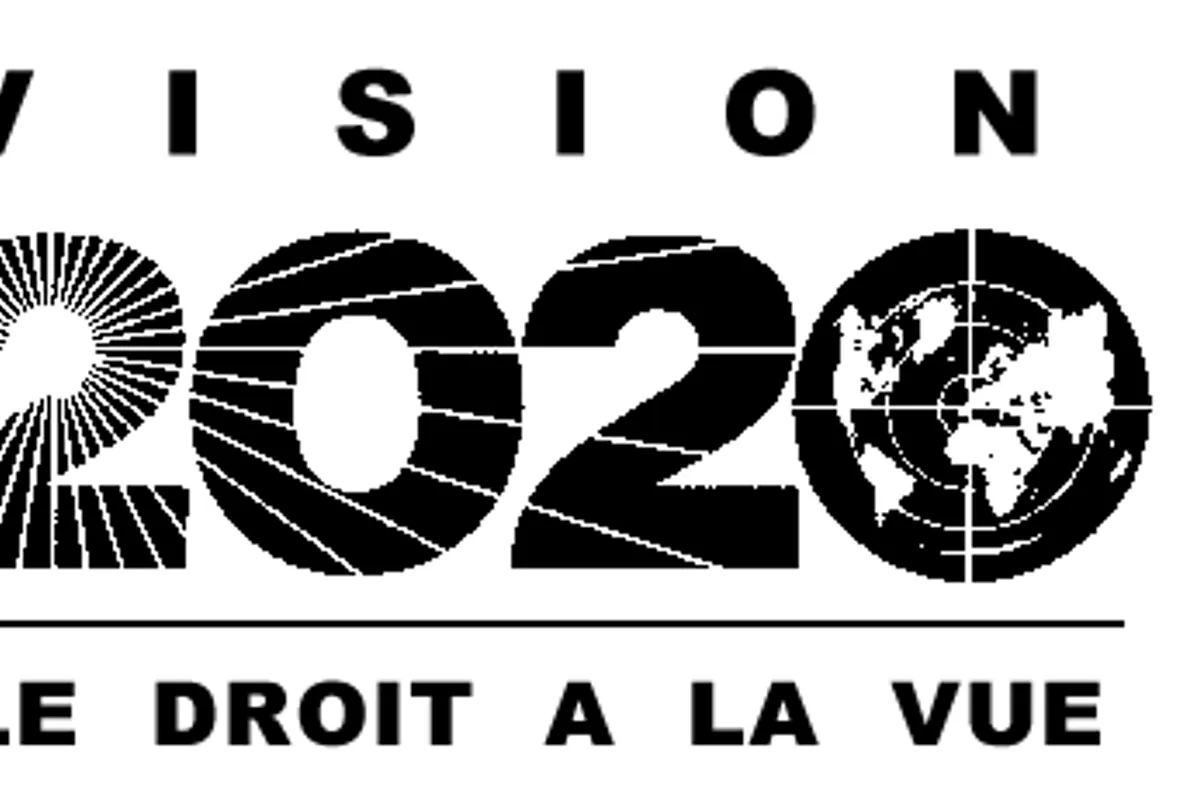 Professionnel de la vision examinant une ordonnance de lunettes à côté d’une monture et de verres correcteurs.