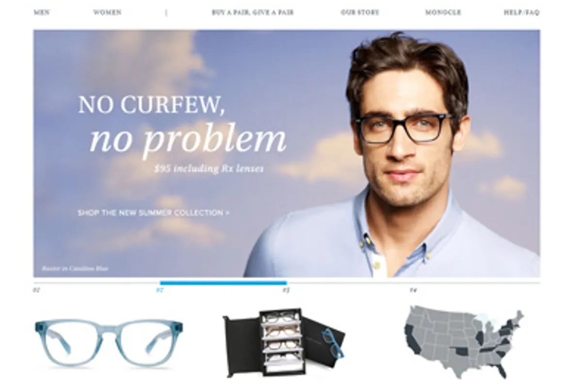 Monture de lunettes posée sur un bureau, devant un ordinateur affichant une comparaison d’opticiens en ligne.